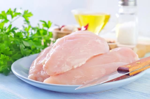 Ile białka znajduje się w 100g piersi z kurczaka? Sprawdź teraz! Ile białka znajduje się w 100g piersi z kurczaka? Sprawdź teraz!