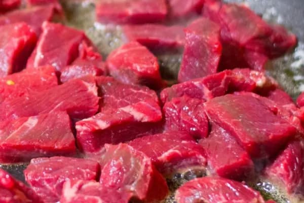 Jak kroić wołowinę, aby uniknąć twardego mięsa i cieszyć się smakiem Jak kroić wołowinę, aby uniknąć twardego mięsa i cieszyć się smakiem