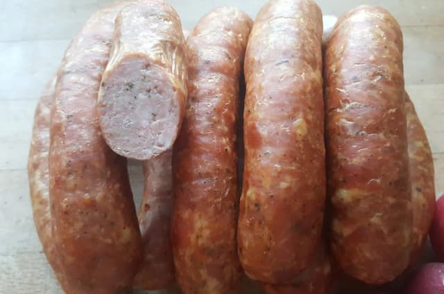 Kiełbasa wędzona parzona – tradycyjny przepis i sposób przygotowania Kiełbasa wędzona parzona – tradycyjny przepis i sposób przygotowania