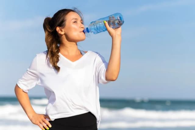 Ile kcal ma woda? Prawda o kaloriach w różnych rodzajach wody Ile kcal ma woda? Prawda o kaloriach w różnych rodzajach wody