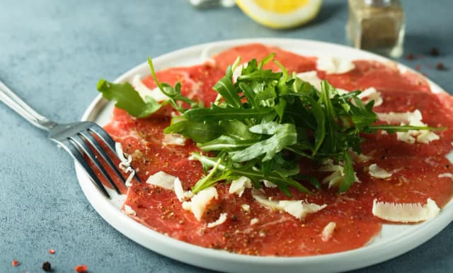 Jak zrobić carpaccio z wołowiny - prosta receptura, która zachwyci Jak zrobić carpaccio z wołowiny - prosta receptura, która zachwyci